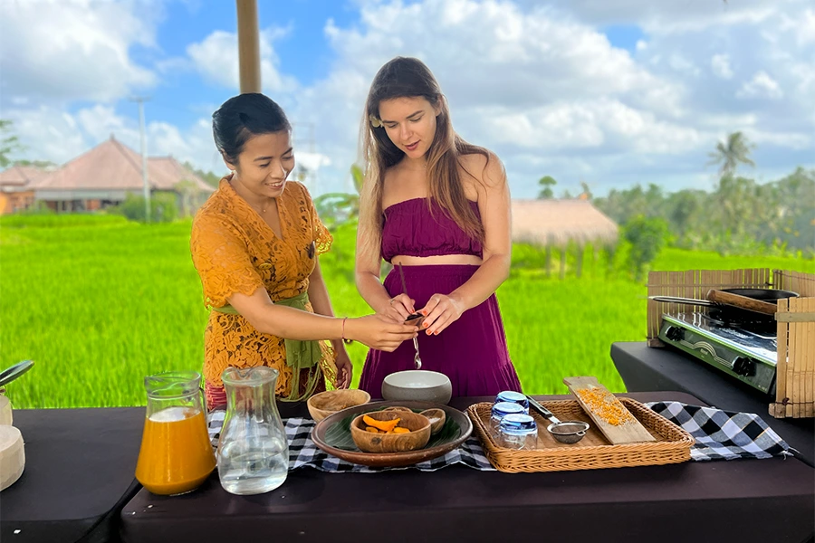 Making jamu activity at The Sun of Granary